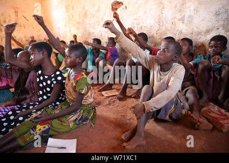 Studenti e insegnanti in una classe di una scuola primaria in un remoto villaggio vicino Ntchisi. Il Malawi è uno dei paesi più poveri del mondo. Foto Stock