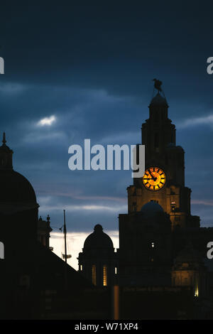 Liver Building orologio al crepuscolo, Liverpool, Inghilterra Foto Stock