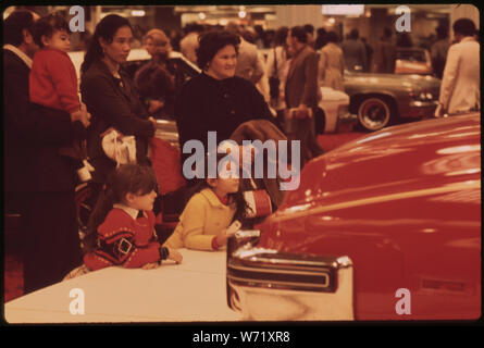 AUTOMOBILE MOSTRA AL COLOSSEO DI NEW YORK A COLUMBUS CIRCLE in Midtown Manhattan Foto Stock