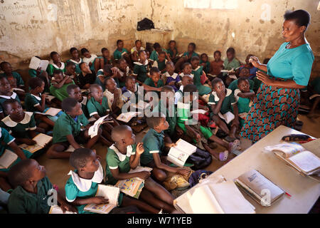 Gli studenti in una classe di una scuola primaria in Nkhotakota. Il Malawi è uno dei paesi più poveri del mondo. Foto Stock