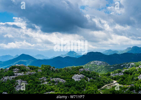 Montenegro, Rocky verdi colline in naturale valle di Scutari natura paesaggio vicino lago di Skadar parco nazionale in estate Foto Stock