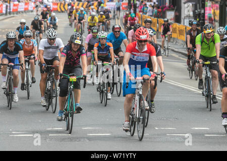 Il torneo di Wimbledon di Londra, Regno Unito. 4 agosto 2019. Centinaia di ciclisti in salita Wimbledon Hill Road che prendono parte alla corsa prudenziali London-Surrey 100 classic corsa di ciclismo che starts​ presso la Queen Elizabeth Olympic Park e termina presso il centro commerciale Mall. Credito : amer ghazzal/Alamy Live News Foto Stock