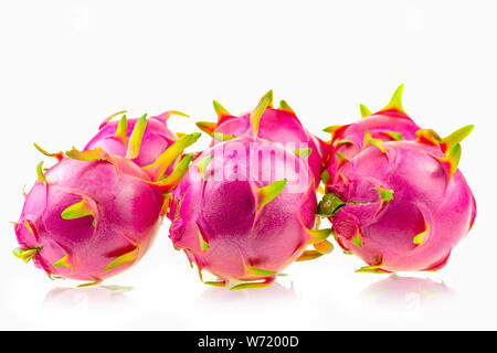 Di un bel colore rosa dragon frutta o pitaya isolato a sfondo bianco Foto Stock