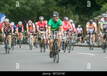 Il torneo di Wimbledon di Londra, Regno Unito. 4 agosto 2019. Centinaia di ciclisti in salita Wimbledon Hill Road che prendono parte alla corsa prudenziali London-Surrey 100 classic corsa di ciclismo che starts​ presso la Queen Elizabeth Olympic Park e termina presso il centro commerciale Mall. Credito : amer ghazzal/Alamy Live News Foto Stock
