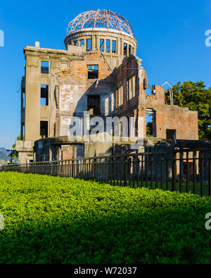 Toccare visita della Pace di Hiroshima Parco sjows vividamente tragedia delle vittime ha sofferto da armi nucleari (Hibakusaha), Giappone Novembre 2018 Foto Stock