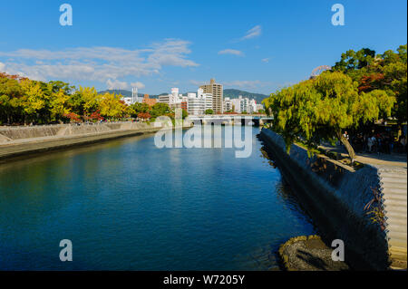 Toccare visita della Pace di Hiroshima Parco sjows vividamente tragedia delle vittime ha sofferto da armi nucleari (Hibakusaha), Giappone Novembre 2018 Foto Stock