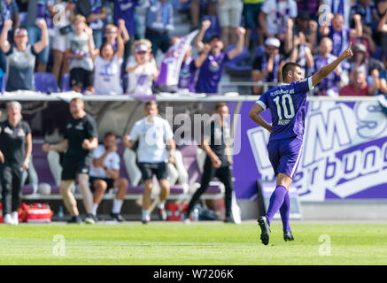 Aue, Germania. 04 Ago, 2019. Calcio: Seconda Bundesliga, Erzgebirge Aue - SV Wehen Wiesbaden, seconda giornata, nel Sparkassen-Erzgebirgsstadion. Aues Dimitrij Nazarov esulta dopo il suo obiettivo di 2-0. Credito: Robert Michael/dpa-Zentralbild/dpa - NOTA IMPORTANTE: In conformità con i requisiti del DFL Deutsche Fußball Liga o la DFB Deutscher Fußball-Bund, è vietato utilizzare o hanno utilizzato fotografie scattate allo stadio e/o la partita in forma di sequenza di immagini e/o video-come sequenze di foto./dpa/Alamy Live News Foto Stock