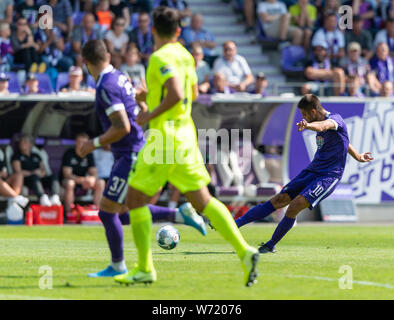 Aue, Germania. 04 Ago, 2019. Calcio: Seconda Bundesliga, Erzgebirge Aue - SV Wehen Wiesbaden, seconda giornata, nel Sparkassen-Erzgebirgsstadion. Aues Dimitrij Nazarov (r) punteggi l obiettivo di 2-0. Credito: Robert Michael/dpa-Zentralbild/dpa - NOTA IMPORTANTE: In conformità con i requisiti del DFL Deutsche Fußball Liga o la DFB Deutscher Fußball-Bund, è vietato utilizzare o hanno utilizzato fotografie scattate allo stadio e/o la partita in forma di sequenza di immagini e/o video-come sequenze di foto./dpa/Alamy Live News Foto Stock