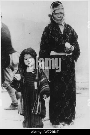 Prima di mezzogiorno il 10 agosto 1945, una madre e suo figlio hanno ricevuto un riso bollito palla da un rilievo di emergenza parte. Un miglio a sud-est di Ground Zero, di Nagasaki Foto Stock