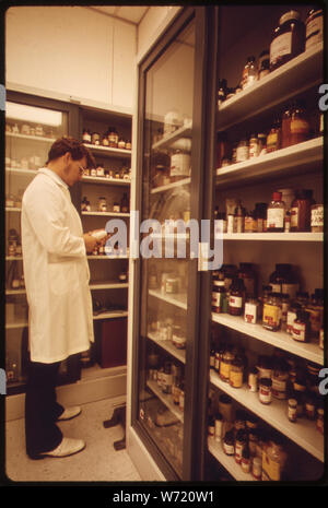 Armadi per lo stoccaggio di standard degli antiparassitari presso l'Agenzia per la protezione ambientale del Mississippi Facility Test di laboratorio nella baia di ST. LOUIS. I campioni prelevati da pesticidi ispettori sono confrontati con i materiali qui alloggiata Foto Stock