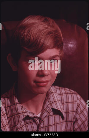 Primo piano di MICHAEL GIPSON, 14, figlio del sig. E MRS. WAYNE GIPSON che vivono nei pressi di GRUETLI, Tennessee, nei pressi di Chattanooga. MICHAEL e un fratello di aiutare il loro padre tendono la famiglia bestiame dopo la scuola. Il sig. GIPSON mantiene gli animali per insegnare ai suoi figli un senso di responsabilità. Egli è un nastro trasportatore operatore nelle miniere e un ministro metodista. Sebbene egli non hanno un regolare chiesa, egli OFFICIATES a matrimoni e funerali e predica al revival Foto Stock