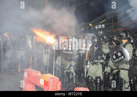Hong Kong, Cina. 04 Ago, 2019. Hong Kong polizia incendio giri costante di gas lacrimogeni nel trafficato quartiere dello shopping di Causeway Bay. Hong Kong. 4 agosto 2019. Credito: David Coulson/Alamy Live News Foto Stock