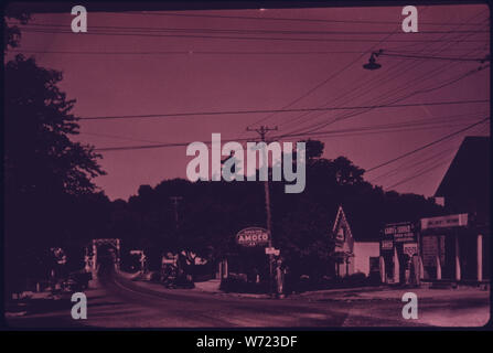Copia di una foto in bianco e nero prese circa 1900 mostra una vista ovest sulla strada principale in penisola, OHIO, vicino a Akron, con un magazzino e la stazione di servizio sulla destra. Il villaggio con il suo periodo CHIESA E CASE, è entro il Cuyahoga Valley National Recreation Area si trova tra CLEVELAND E AKRON. Il parco nazionale di servizio è la preparazione di un master plan per la zona di ricreazione, dovuta a giugno 1976 (vedere la figura #15579) Foto Stock