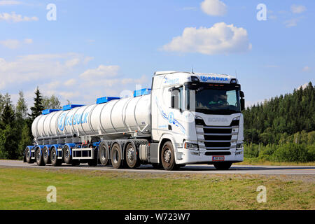 Bianco di generazione successiva Scania R500 con lunga multi-asse semi rimorchio K-S rinfusa Oy alla velocità su strada Statale 2 il giorno dell'estate. Forssa, Finlandia. Luglio 28, 2019 Foto Stock