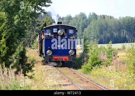 Viaggia su a legna di locomotiva a vapore n. 5 Sohvi, fabbricato in Finlandia 1917, su Jokioinen museo ferroviario. Palomaki, Finlandia. Luglio 28, 2019. Foto Stock