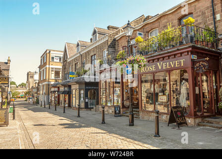 Montpellier Parade nel centro della città di Harrogate, North Yorkshire, Inghilterra, Regno Unito Foto Stock