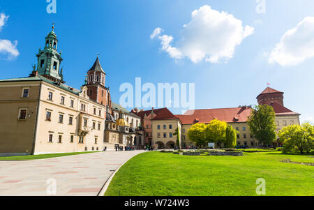 Il castello di Wawel cortile con prato, Vista panoramica Foto Stock