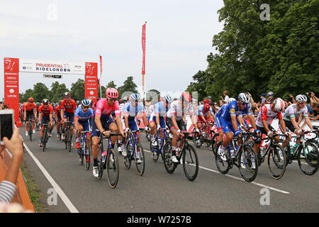 Prudential RideLondon-Surrey Classic 2019 inizio, Castagno Avenue, Bushy Park, Hampton Court, Greater London, England, Regno Unito, Gran Bretagna, Europa Foto Stock