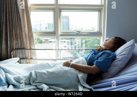 Il paziente dorme in ospedale per cercare opportunità e una vita migliore,pazienti è lieto recuperato dalla malattia. Foto Stock