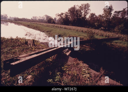 Undici miglia di bloccare affiancato da una strada alzaia e CORNFIELD IN VISTA DELLA VALLE, OHIO, nei pressi di Cleveland. La OHIO-Canale Erie fu costruito da CLEVELAND A AKRON TRA 1825 E 1827, e fiorì DAL 1833 AL 1913 COME UN COLLEGAMENTO TRA I GRANDI LAGHI E LA Ohio e del Mississippi River Systems. Vie navigabili È STATA MESSA FUORI DEL BUSINESS DA UN ALLAGAMENTO E CONCORRENZA DA PARTE DELLE FERROVIE. Il canale è ora una parte di Cuyahoga Valley National Recreation Area si trova tra CLEVELAND E AKRON Foto Stock