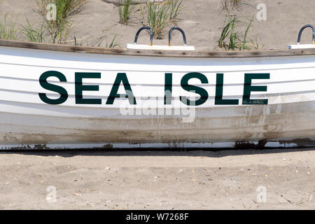 Le imbarcazioni di salvataggio sulla spiaggia in mare isola città, New Jersey, STATI UNITI D'AMERICA Foto Stock