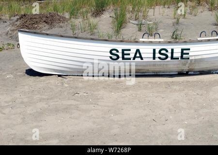 Le imbarcazioni di salvataggio sulla spiaggia in mare isola città, New Jersey, STATI UNITI D'AMERICA Foto Stock