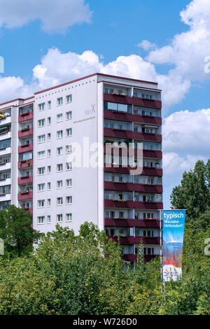 Berlino, Germania - Luglio 18, 2019: edifici ad alta in Marzahn Hellersdorf con bandiere dicendo 'tipica Marzahn-Hellersdorf' Foto Stock