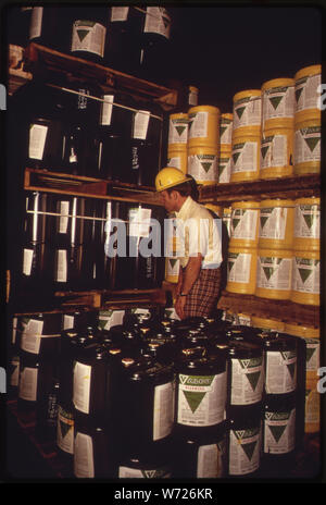 Agenzia per la protezione ambientale pesticidi Inspector verifica etichette su contenitori nel corso di una ispezione di routine della valle CHEMICAL COMPANY, Greenville, MISSISSIPPI Foto Stock