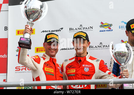 Longfield, Regno Unito. 04 Ago, 2019. Balfe Motorsport driver (L-R) Rob Bell & Shaun Balfe celebrare P2 durante il Campionato British GT Brands Hatch a Brands Hatch, Longfield, in Inghilterra il 4 agosto 2019. Foto di Jurek Biegus. Credit: UK Sports Pics Ltd/Alamy Live News Foto Stock