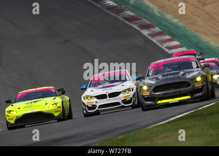 Longfield, Regno Unito. 04 Ago, 2019. Prestazioni in gara la Ford Mustang GT4 con i driver Sam puzzava & Árón Taylor-Smith (23) porta secolo Motorsport BMW M4 GT4 con driver Andrew Gordon-Colebrooke & Nathan Freke (43) e TF Sport Aston Martin Vantage AMR GT4 con driver mano Ashley & Tom Canning (97) durante il Campionato British GT Brands Hatch a Brands Hatch, Longfield, in Inghilterra il 4 agosto 2019. Foto di Jurek Biegus. Credit: UK Sports Pics Ltd/Alamy Live News Foto Stock