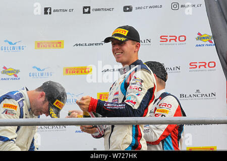 Longfield, Regno Unito. 04 Ago, 2019. Secolo Motorsport driver Jack Mitchell spruzza champagne sul podio durante il Campionato British GT Brands Hatch a Brands Hatch, Longfield, in Inghilterra il 4 agosto 2019. Foto di Jurek Biegus. Credit: UK Sports Pics Ltd/Alamy Live News Foto Stock