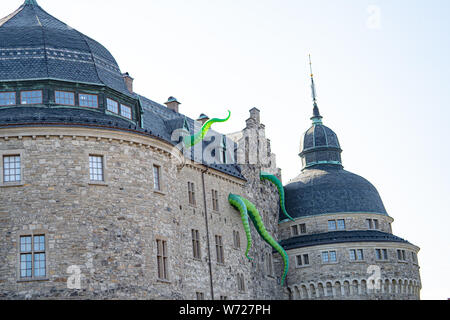 Il castello di Örebro. Un castello medievale fortificazione a Örebro, Närke, Svezia. Installazione d arte da Filthy Luker & Pedro Estrellas "Octopus attacchi!' Foto Stock