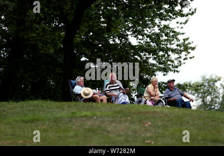 Un spettatori a guardare l'azione dal diciassettesimo foro durante il giorno 3 dell'AIG donna British Open at Woburn Golf Club, poco Brickhill. Foto Stock