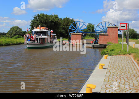 Elbl¹G Canal, Katy, Polonia 17 Luglio 2019: imbarcazione turistica sul carrello in rampa K¹ty. Foto Stock