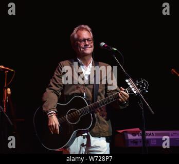 Il 2 agosto 2019, Norfolk, Virginia, Stati Uniti d'America: GERRY BECKLEY d'America formata nel 1970 con successi come ''Un cavallo con nessun nome'', ''Ventura Highway'' e ''stagno Uomo" tiene tutti indietro nel tempo al Chysler Hall di Norrfolk, Virginia il 2 agosto 2019..foto ..Â©Jeff Moore 2019 (credito Immagine: © Jeff Moore/ZUMA filo) Foto Stock