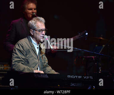 Il 2 agosto 2019, Norfolk, Virginia, Stati Uniti d'America: GERRY BECKLEY d'America formata nel 1970 con successi come ''Un cavallo con nessun nome'', ''Ventura Highway'' e ''stagno Uomo" tiene tutti indietro nel tempo al Chysler Hall di Norrfolk, Virginia il 2 agosto 2019..foto ..Â©Jeff Moore 2019 (credito Immagine: © Jeff Moore/ZUMA filo) Foto Stock