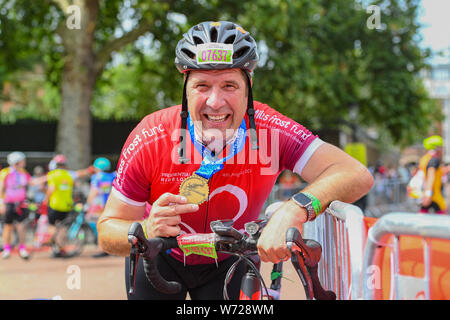 Londra, Regno Unito. 04 Ago, 2019. Ex Inghilterra e Arsenal Portiere David Seaman dà BBC Sport TV intervista dopo aver completato il suo 100 miglia sfida durante RideLondon prudenziali al Centro Commerciale di Domenica, 04 agosto 2019 a Londra Regno Unito. Credito: Taka G Wu/Alamy Live News Foto Stock