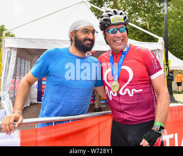 Londra, Regno Unito. 04 Ago, 2019. Ex Inghilterra e Arsenal Portiere David Seaman (destra) e ex inglese internazionale cricketer - Monty Panesar (sinistra) pongono le foto per la stampa durante RideLondon prudenziali al Centro Commerciale di Domenica, 04 agosto 2019 a Londra Regno Unito. Credito: Taka G Wu/Alamy Live News Foto Stock