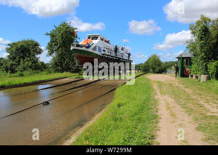 Elblag Canal, Katy, Polonia, 17 Luglio 2019: barca sul carrello sulla rampa di Katy, attrazione turistica in Polonia Foto Stock