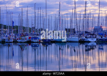 HOWTH, Irlanda - 27 lug 2019- colorato tramonto Cielo sopra imbarcazioni a Howth, un villaggio di pescatori e il sobborgo di Dublino, la capitale dell'Irlanda. Foto Stock