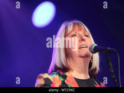 Un britannico di musica Folk star Maddy prima, meglio conosciuto come un membro fondatore di Steeleye Span Rock Band esegue il giorno due del mondo rinomato festival del folk di Cambridge al Cherry Hinton Hall di Cambridge. Foto Stock