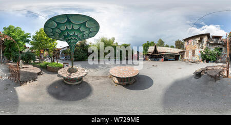 Visualizzazione panoramica a 360 gradi di Lubiana, Slovenia. Il 3 agosto 2019. A trecentosessanta gradi vista sferica di centro culturale e sociale della Metelkova nel centro della città