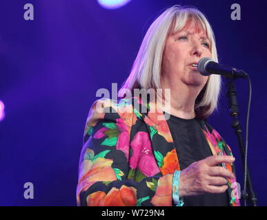 Un britannico di musica Folk star Maddy prima, meglio conosciuto come un membro fondatore di Steeleye Span Rock Band esegue il giorno due del mondo rinomato festival del folk di Cambridge al Cherry Hinton Hall di Cambridge. Foto Stock