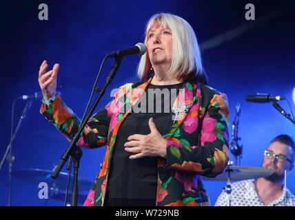 Un britannico di musica Folk star Maddy prima, meglio conosciuto come un membro fondatore di Steeleye Span Rock Band esegue il giorno due del mondo rinomato festival del folk di Cambridge al Cherry Hinton Hall di Cambridge. Foto Stock