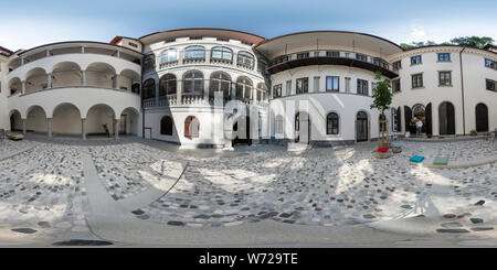 Visualizzazione panoramica a 360 gradi di Lubiana, Slovenia. Il 3 agosto 2019. A trecentosessanta gradi vista sferica di un tipico cortile tra le vecchie case della città vecchia centro swll