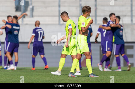 Aue, Germania. 04 Ago, 2019. Calcio: Seconda Bundesliga, Erzgebirge Aue - SV Wehen Wiesbaden, seconda giornata, nel Sparkassen-Erzgebirgsstadion. Wiesbaden di Sebastian Mrowca (l) e Nicklas Shipnoski sono deluso dopo il 2:3. Credito: Robert Michael/dpa-Zentralbild/dpa - NOTA IMPORTANTE: In conformità con i requisiti del DFL Deutsche Fußball Liga o la DFB Deutscher Fußball-Bund, è vietato utilizzare o hanno utilizzato fotografie scattate allo stadio e/o la partita in forma di sequenza di immagini e/o video-come sequenze di foto./dpa/Alamy Live News Foto Stock