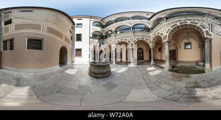 Visualizzazione panoramica a 360 gradi di Lubiana, Slovenia. Il 3 agosto 2019. A trecentosessanta gradi vista sferica della corte all'interno del municipio storico edificio nel centro storico della città sw