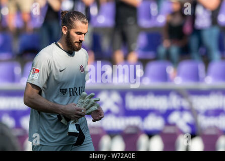 Aue, Germania. 04 Ago, 2019. Calcio: Seconda Bundesliga, Erzgebirge Aue - SV Wehen Wiesbaden, seconda giornata, nel Sparkassen-Erzgebirgsstadion. Wiesbaden portiere Lukas Watkowiak lascia il campo dopo il 2:3 sconfitta. Credito: Robert Michael/dpa-Zentralbild/dpa - NOTA IMPORTANTE: In conformità con i requisiti del DFL Deutsche Fußball Liga o la DFB Deutscher Fußball-Bund, è vietato utilizzare o hanno utilizzato fotografie scattate allo stadio e/o la partita in forma di sequenza di immagini e/o video-come sequenze di foto./dpa/Alamy Live News Foto Stock