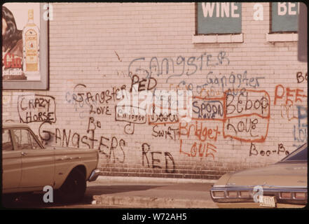 GRAFFITI su un muro in Chicago. Tale scrittura ha avanzato e diventare una forma di arte, particolarmente nelle aree metropolitane. Gli artisti neri hanno anche utilizzato le pareti degli edifici nella comunità nere di Chicago a dipingere murales. Essi si sentono è un mezzo di condivisione di arte con la gente del ghetto che non andare a visitare i musei. Gli artisti hanno anche dato lezioni di pittura a gruppi di comunità da decorare pareti su alcuni edifici nelle loro comunità Foto Stock