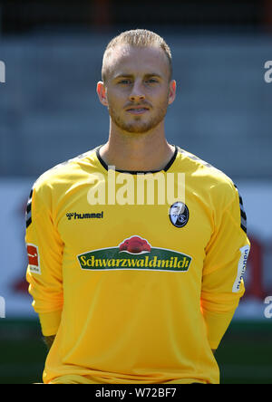 Freiburg, Germania. 04 Ago, 2019. Calcio: Bundesliga: SC Freiburg prende le foto per la stagione 2019/20 nell'Schwarzwaldstadion. Il portiere Mark Flekken. Credito: Patrick Seeger/dpa - NOTA IMPORTANTE: In conformità con i requisiti del DFL Deutsche Fußball Liga o la DFB Deutscher Fußball-Bund, è vietato utilizzare o hanno utilizzato fotografie scattate allo stadio e/o la partita in forma di sequenza di immagini e/o video-come sequenze di foto./dpa/Alamy Live News Foto Stock